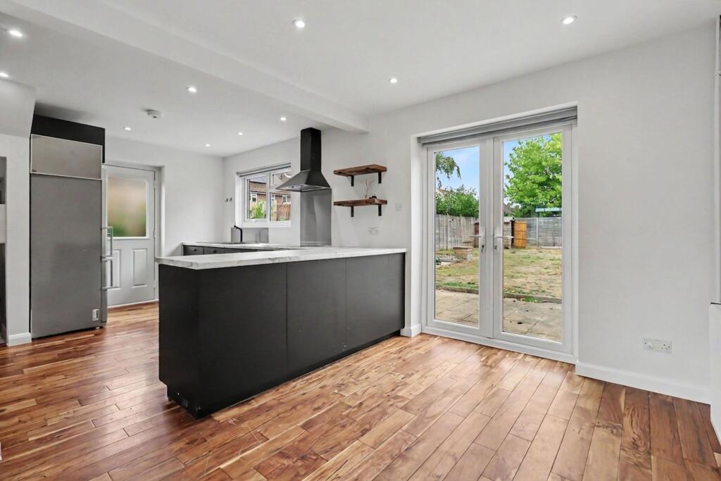 House in Walton-on-Thames, Hersham - View 4