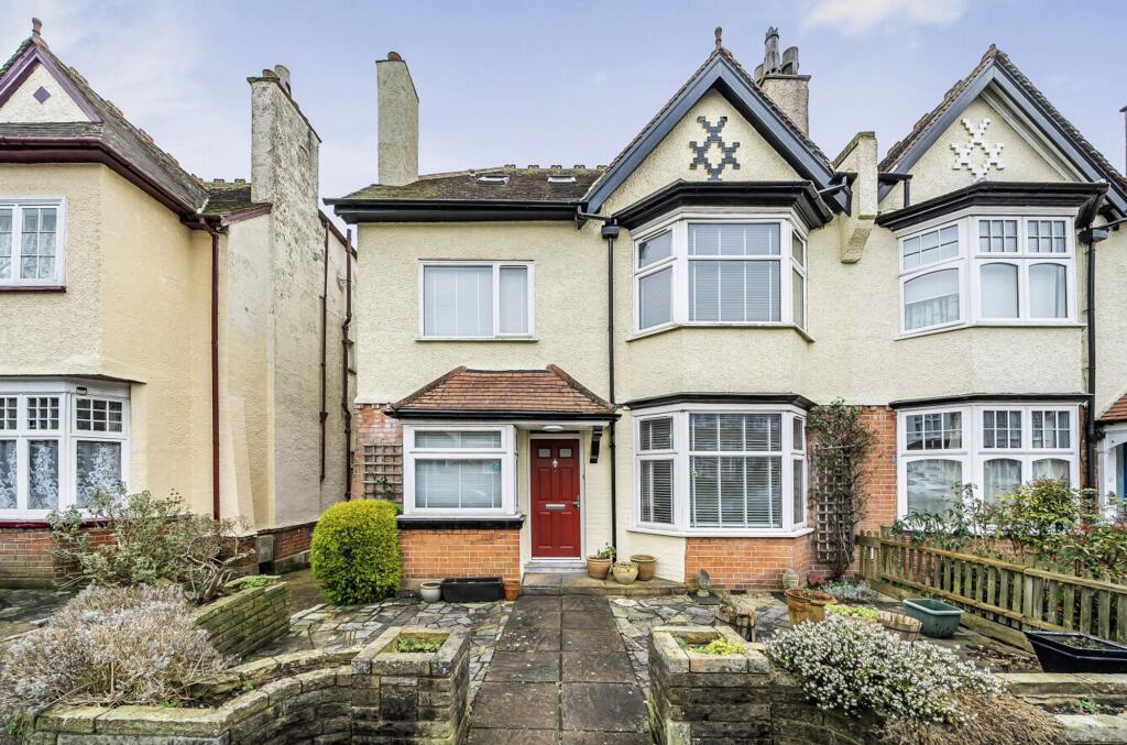 6-bed house on Bedford Avenue, Barnet, EN5, £1,050,000