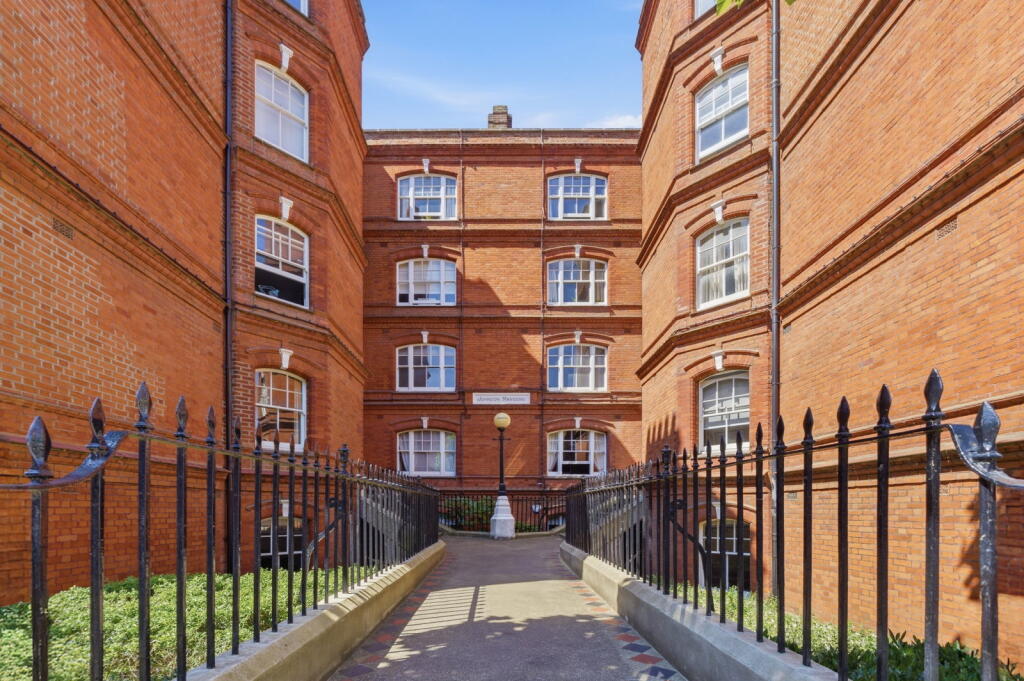 Apartment in London - View 4