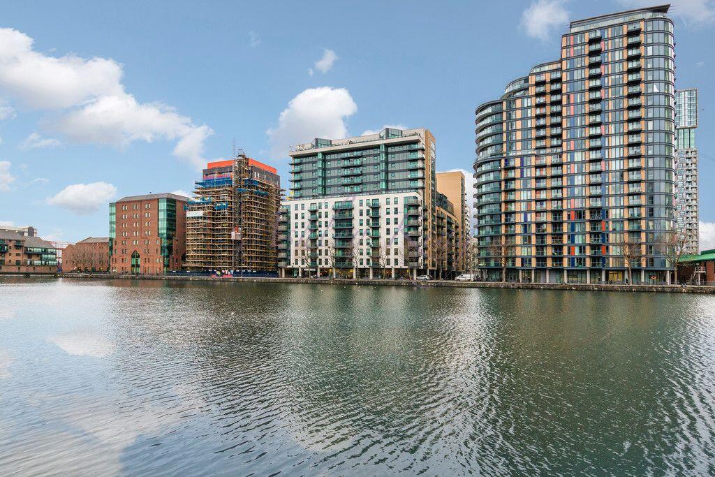 2-bed flat on 41 Millharbour, London, £400,000