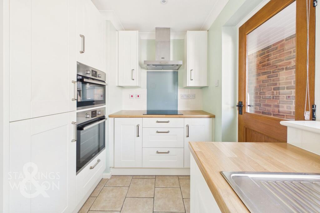 Kingswood Close, Brooke, Norwich photo 3