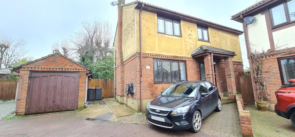 Main image of property: Knivet Close, Rayleigh, Essex, SS6