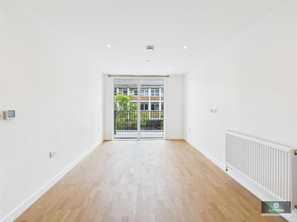 Apartment in Crawley, West Sussex - View 4