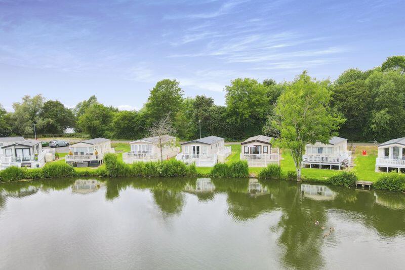 3-bed detached on Mallard Lake, Cotswold Hoburne, Cotswold Water Park, £90,000