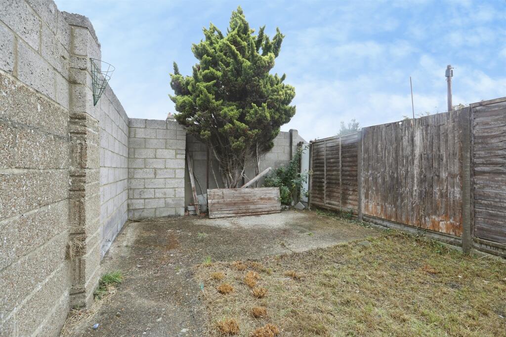 House in Gillingham, Hale - More