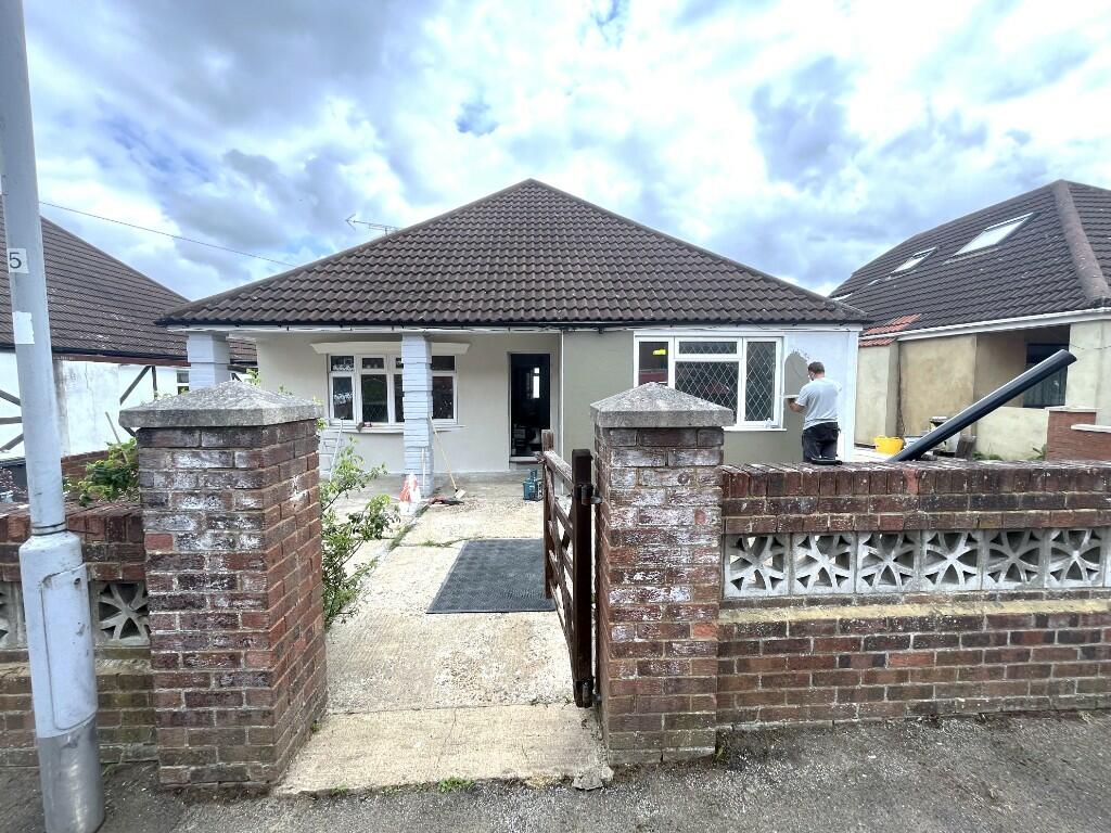 Main image of property: Locarno Avenue, Luton, Bedfordshire, LU4