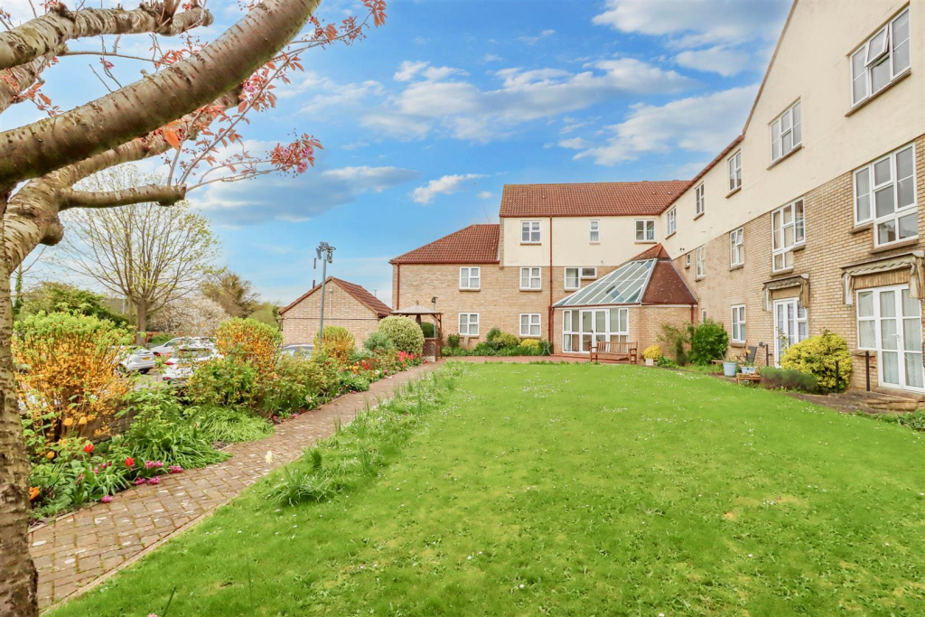 2-bed other on Stilemans, Wickford, £275,000
