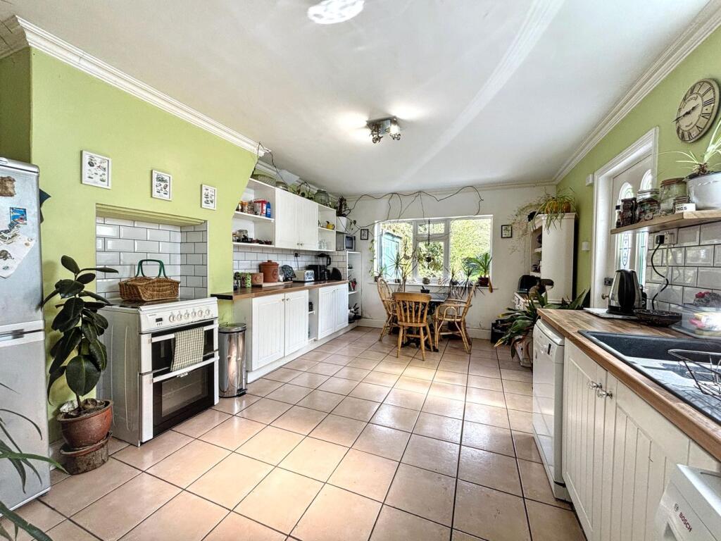 House in Rother, Central, Bexhill-on-Sea - More