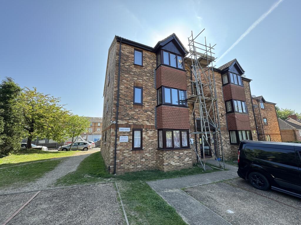 Studio house on Flat 10, Tiree House, Franklin Avenue, Slough, Berkshire, SL2, £120,000
