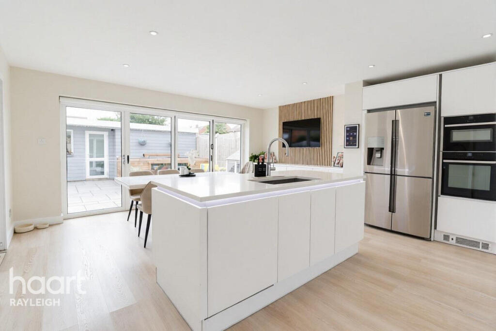 House in Rochford, Hullbridge - View 5