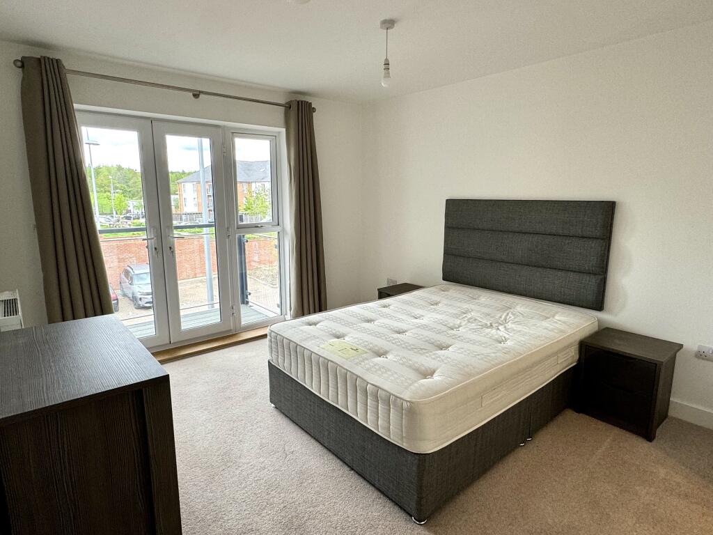 Apartment in Redhill - More