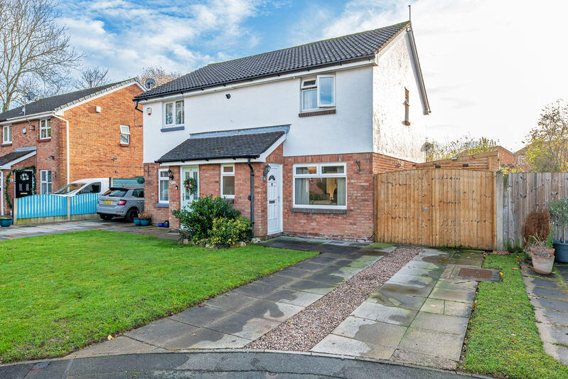 3-bed semi-detached on 26 Kinross Close, £250,000