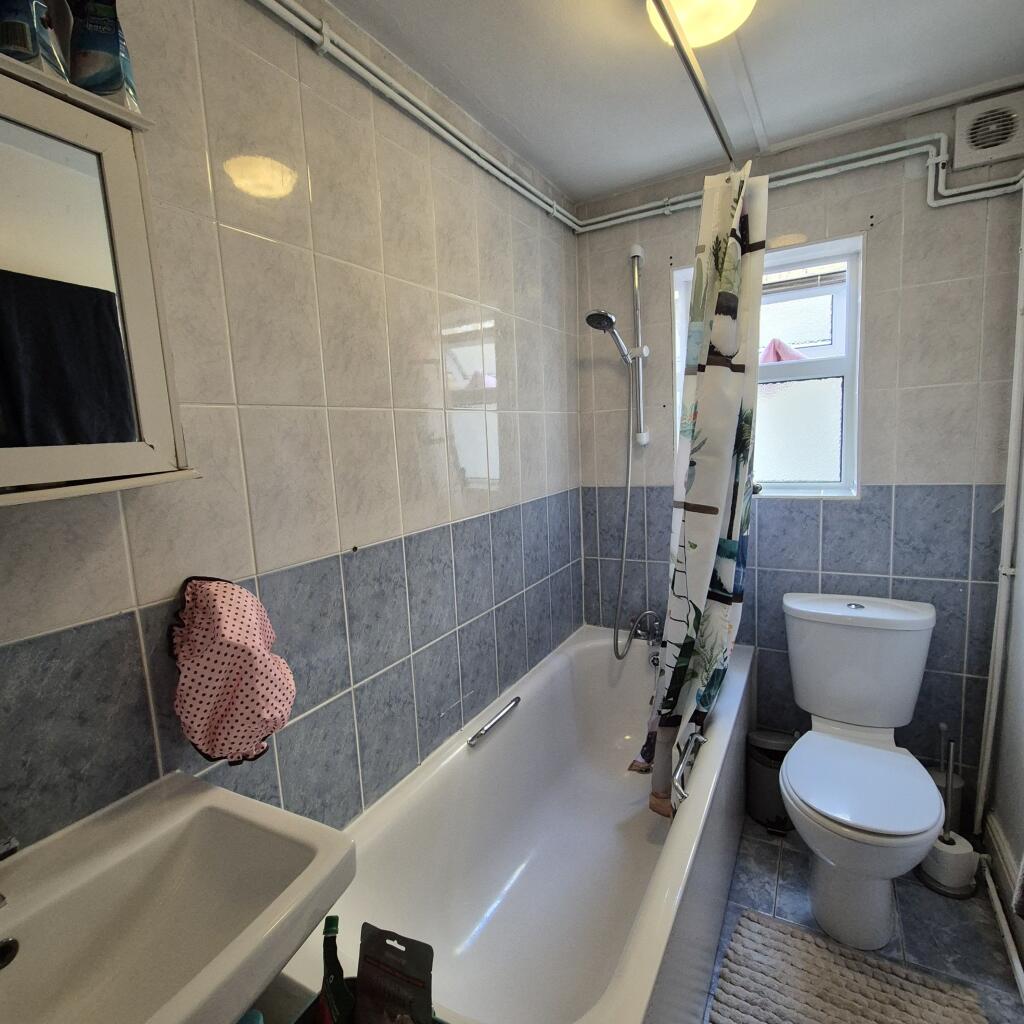 Apartment in Ilford - View 5