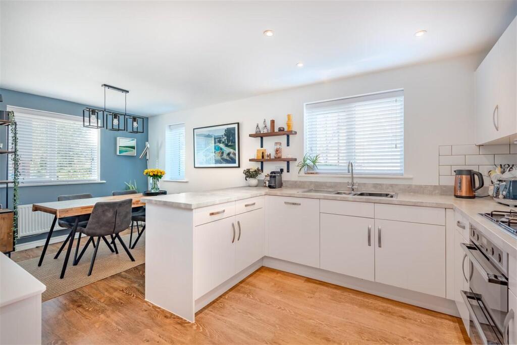 Rhodes Way, Billingshurst, RH14 photo 3