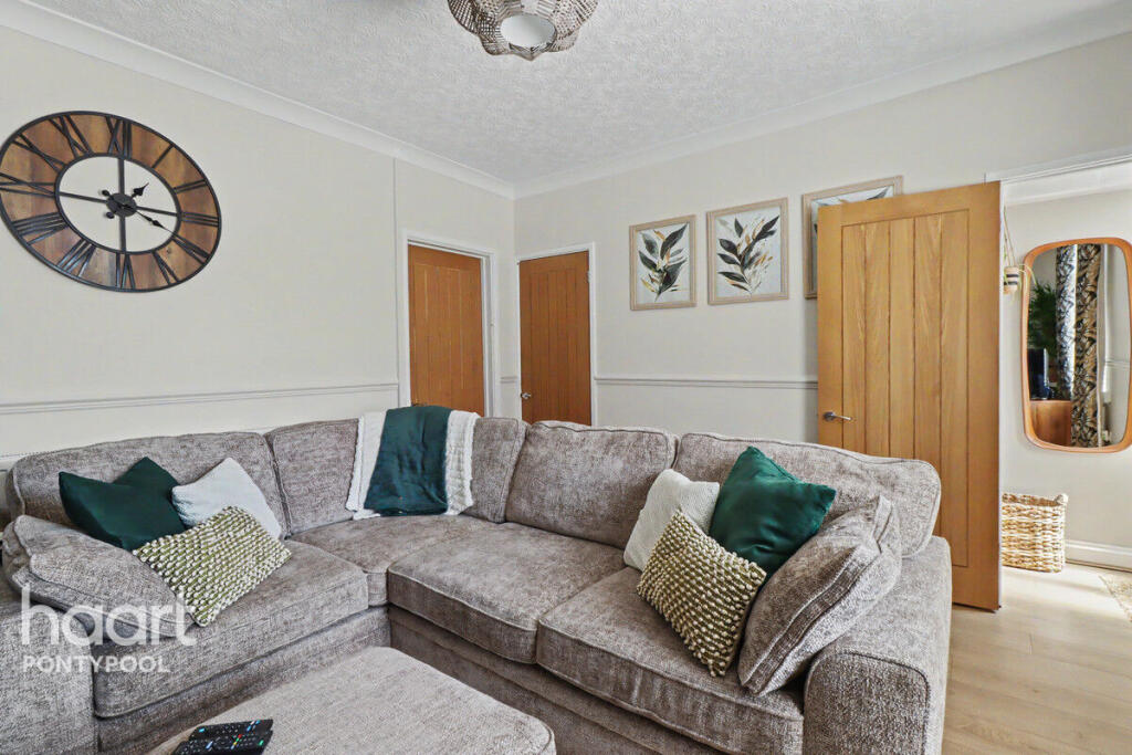 Oakdale Place, Pontypool photo 4