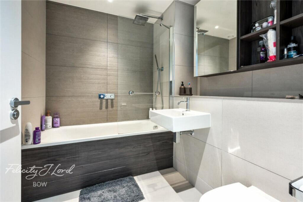 Apartment in London - More