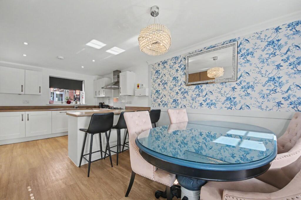House in Eastleigh, Boorley Green, Botley - More