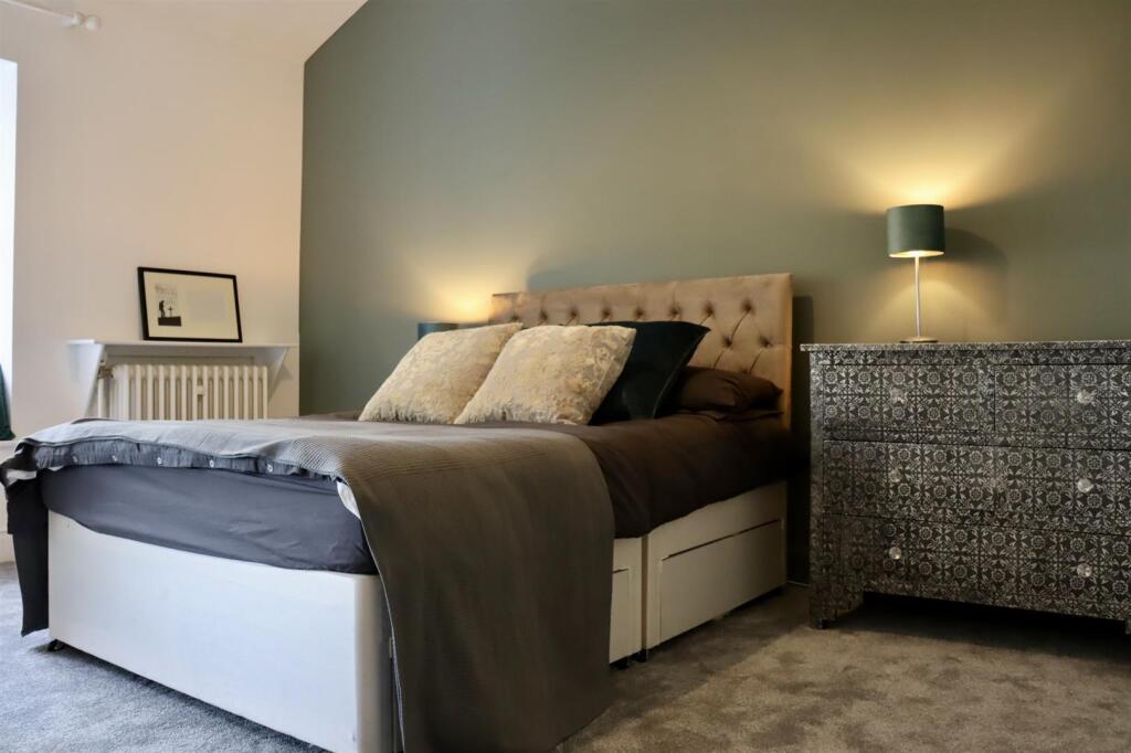 Apartment in Runnymede, Surrey - View 5