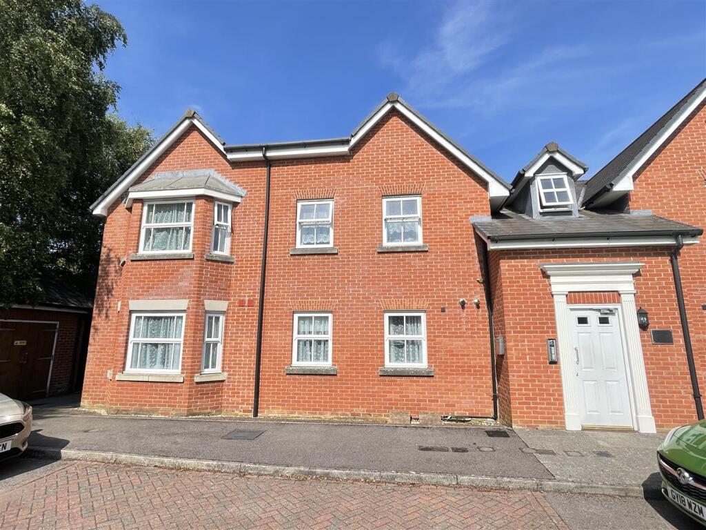 2-bed flat on Spire View, Salisbury, £195,000