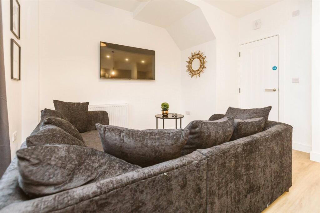 5 bedroom semi-detached house for rent