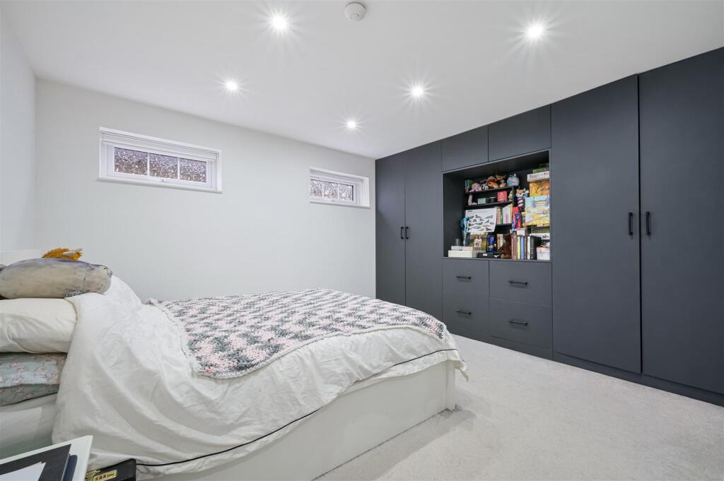 Apartment in Croydon - More