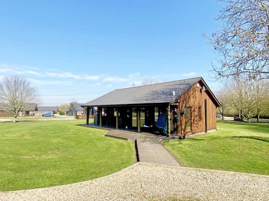 3-bed house on Lodge 10, Thorpe Park Lodges, Middle Lane, Thorpe-On-The-Hill, Lincoln, Lincolnshire, LN6 9AJ, £185,000