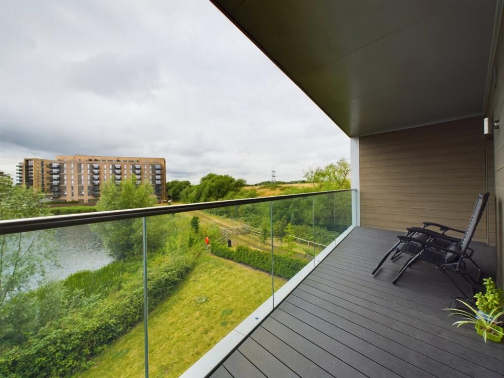 Apartment in Reading, Green Park Village, Southcote - More
