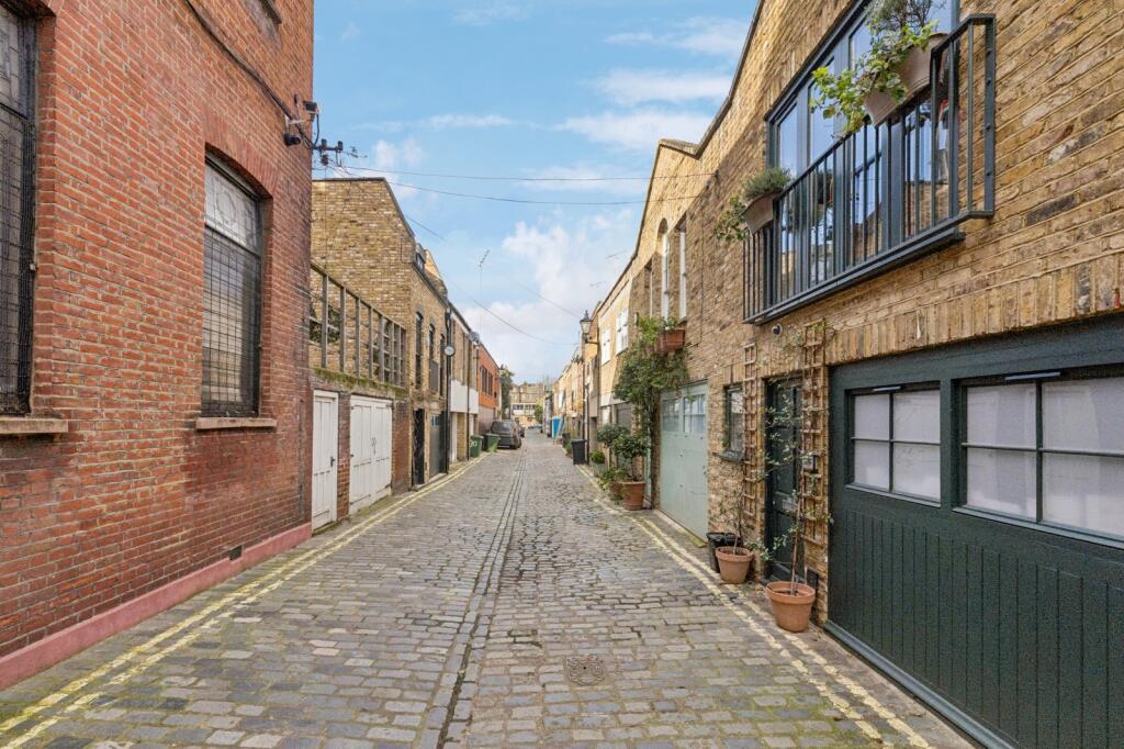 3 bedroom mews property for rent
