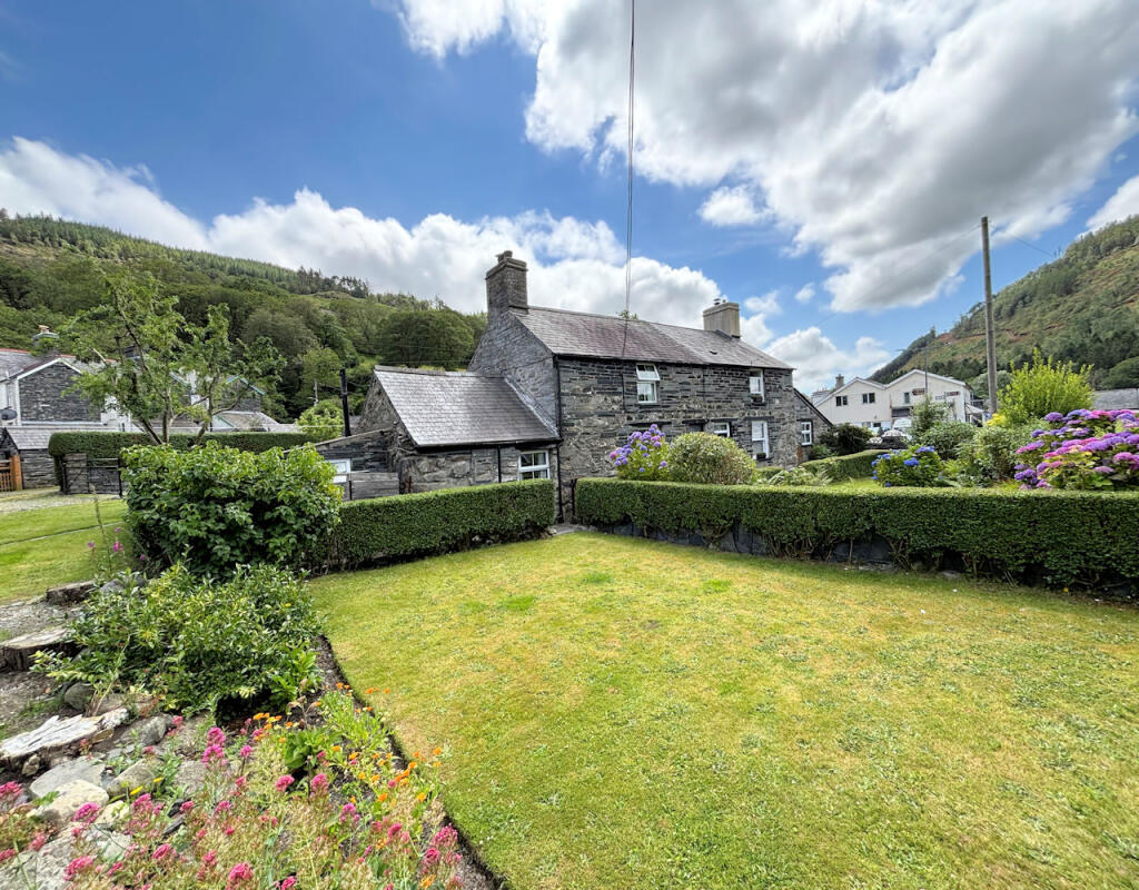 3-bed house on Fron Deg, Abergynolwyn, Gwynedd, £285,000