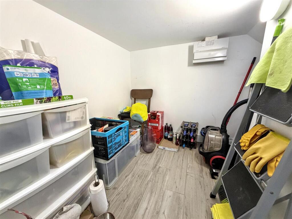 Apartment in London, Canning Town - More