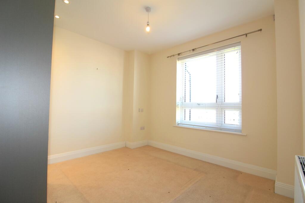 Grebe Way, Maidenhead photo 4