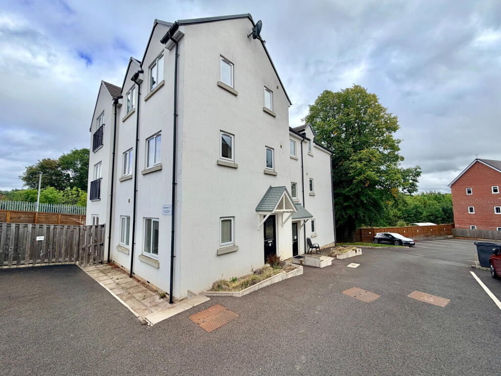 2-bed flat on Sussex Road, Chapeltown, Sheffield, S35 2XL, £140,000