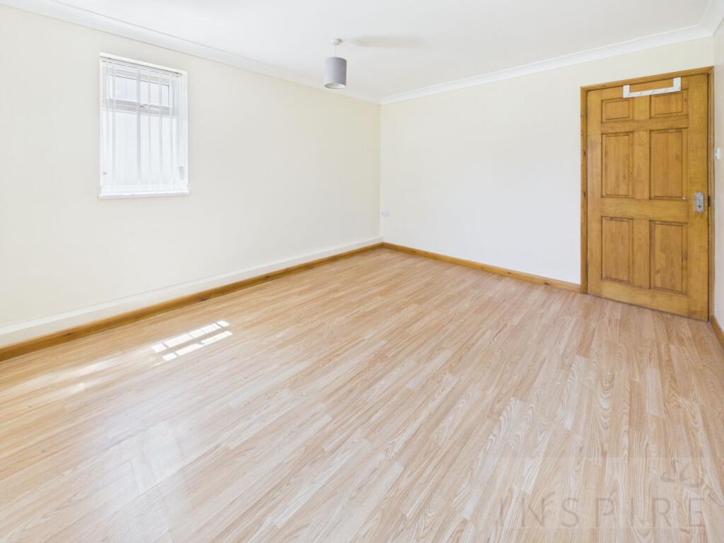 Apartment in Crawley, Ifield - More