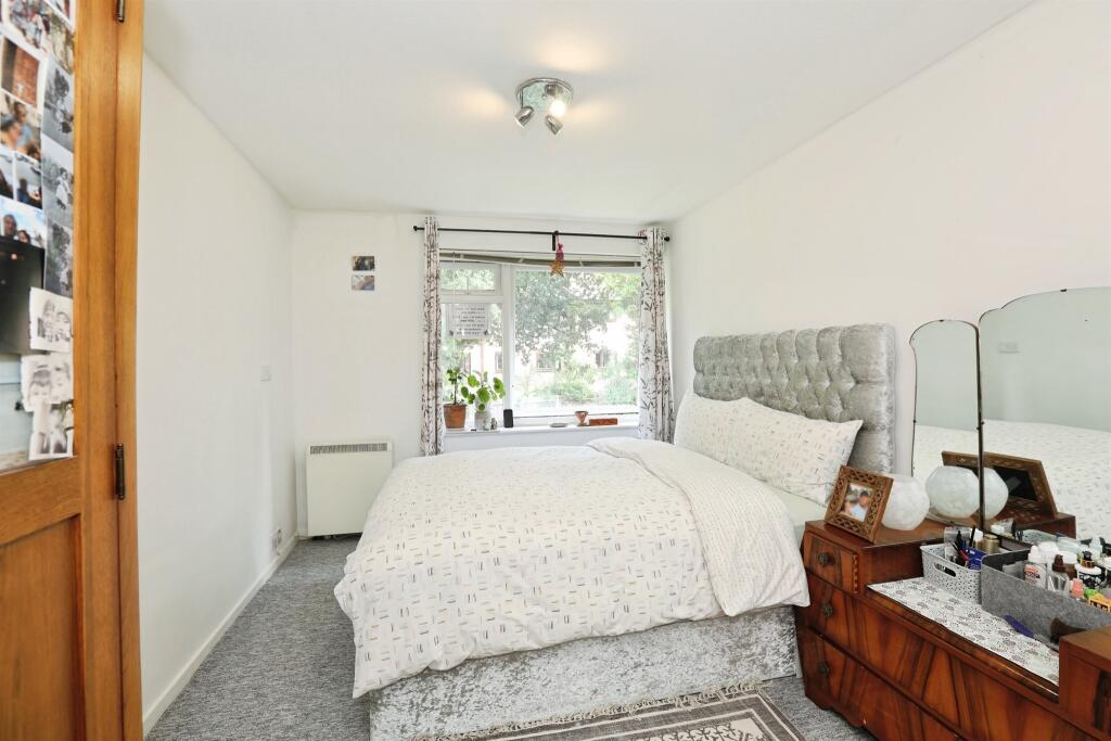 Apartment in East Grinstead, North End - View 5