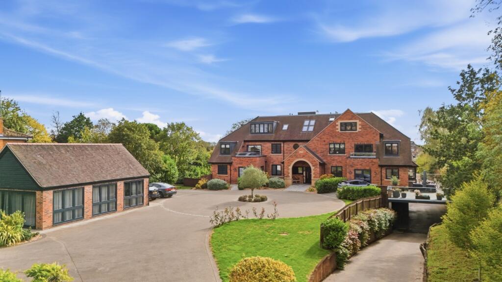 2-bed flat on Nicker Hill, Keyworth, Nottingham, Nottinghamshire, NG12, £425,000