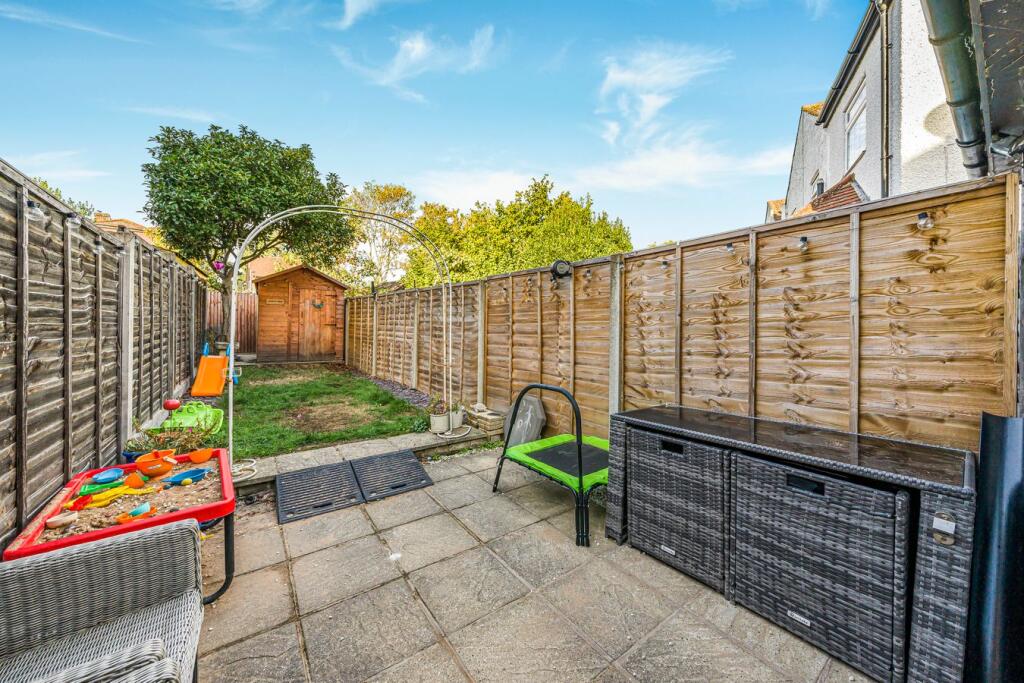 House in Shepperton, Upper Halliford - View 4