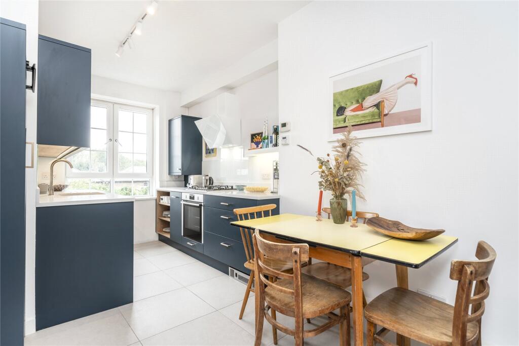 Apartment in London, Old Kingshold Estate, Hackney - View 4