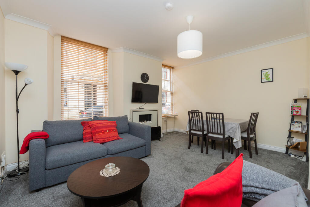 Apartment in Paisley, Renfrewshire - View 2