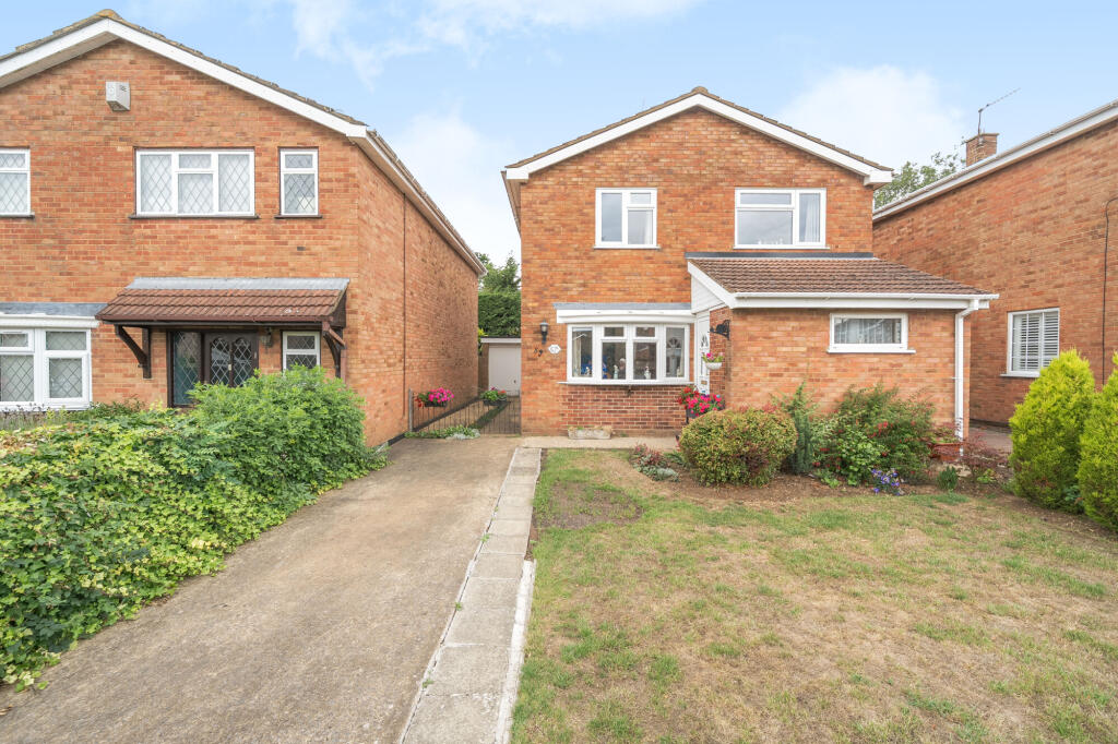 4-bed detached on Crosslands, Caddington, LU1, £470,000