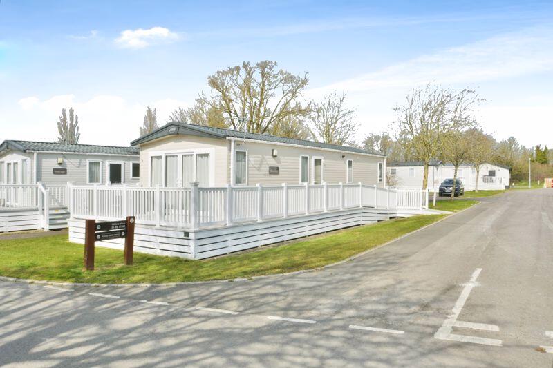 3-bed caravan on Willow View, Cotswold Hoburne, Cotswold Lakes, £38,495