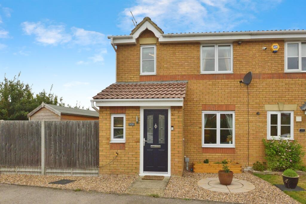 3-bed terraced on Moors Close, Deanshanger, Milton Keynes, £325,000