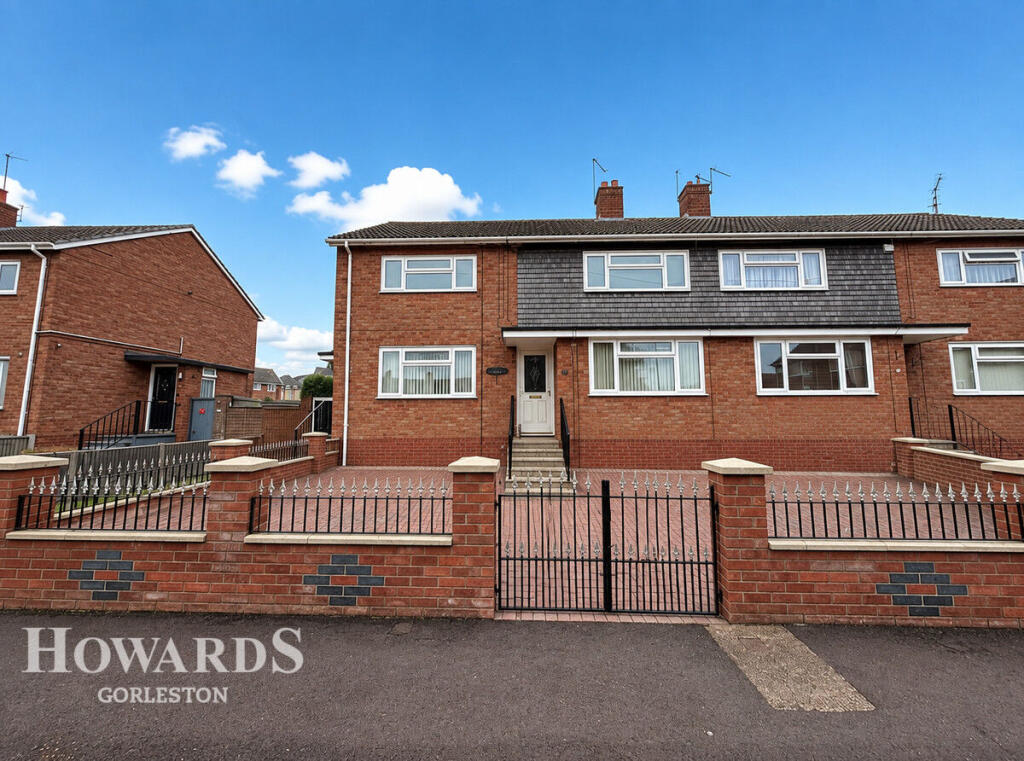 2-bed flat on Empress Road, Great Yarmouth, £130,000