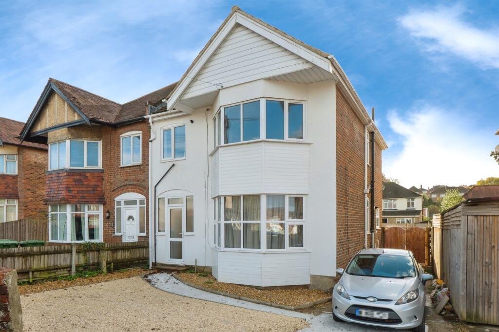 2-bed flat on Bitterne Road West, Southampton, £190,000