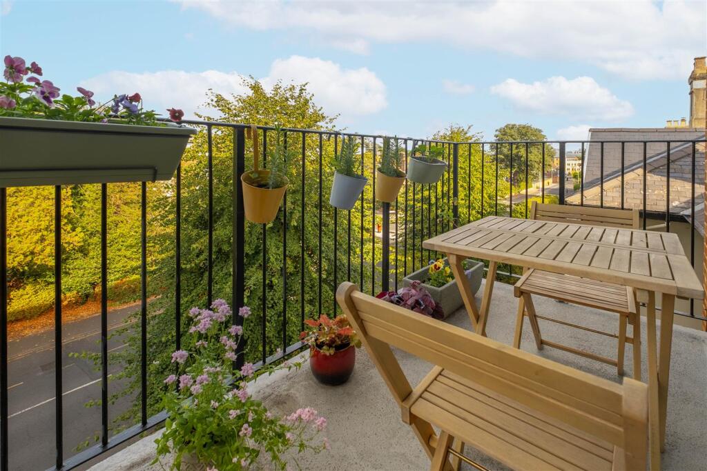 Apartment in London, Royal Borough of Kingston upon Thames - More