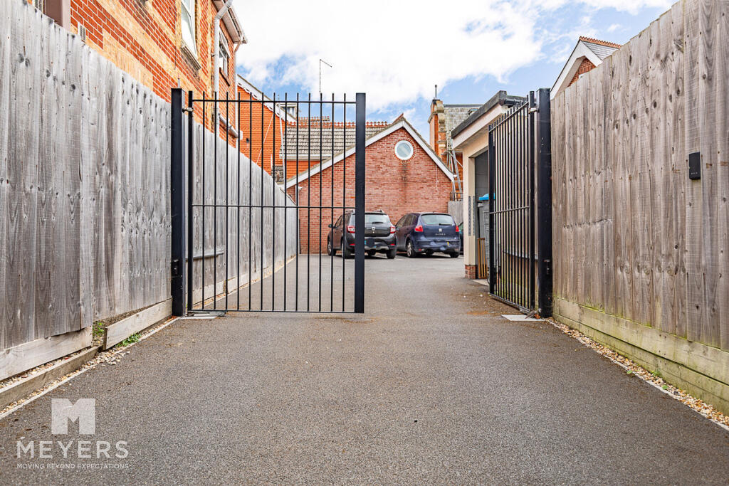 The Crescent, Bournemouth, BH1 4 – pohled 2