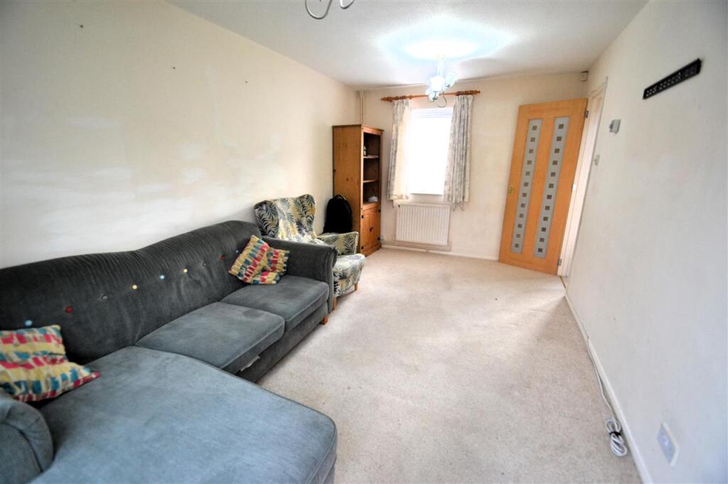 Loxwood Close, Bedfont photo 3
