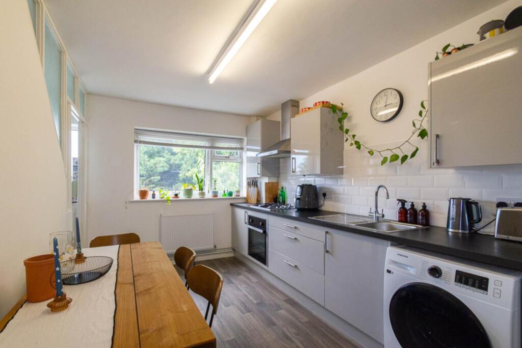 Apartment in Southend-on-Sea - View 5