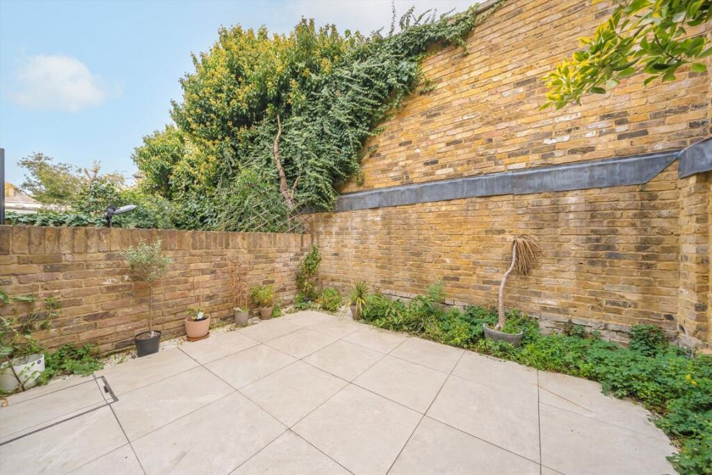House in London, Spring Grove - View 4