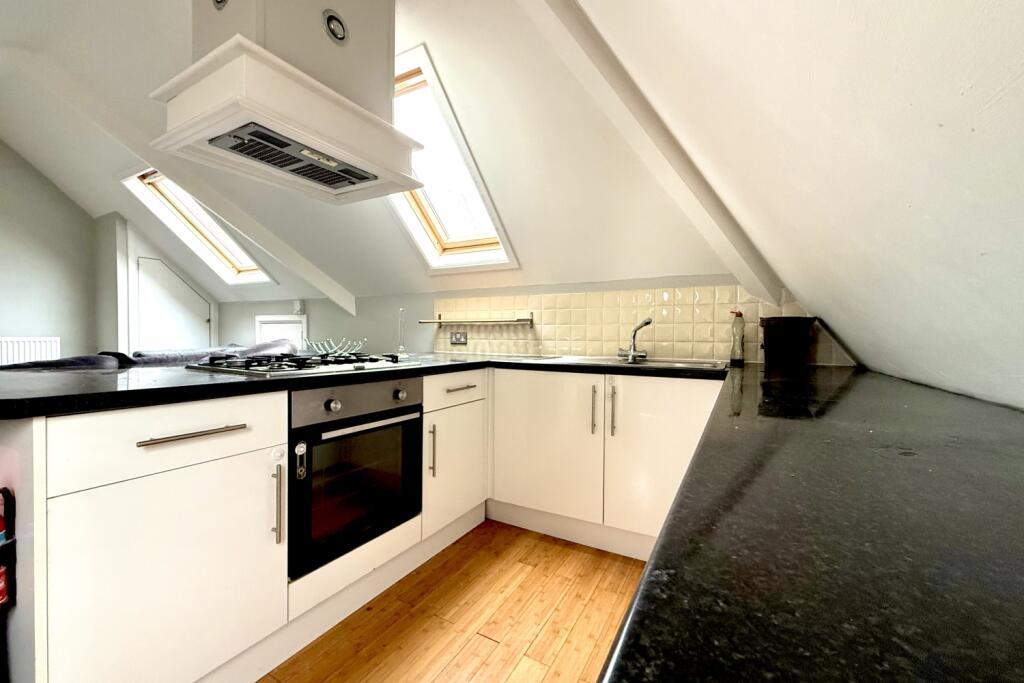 Apartment in Cardiff, Cyncoed - View 5