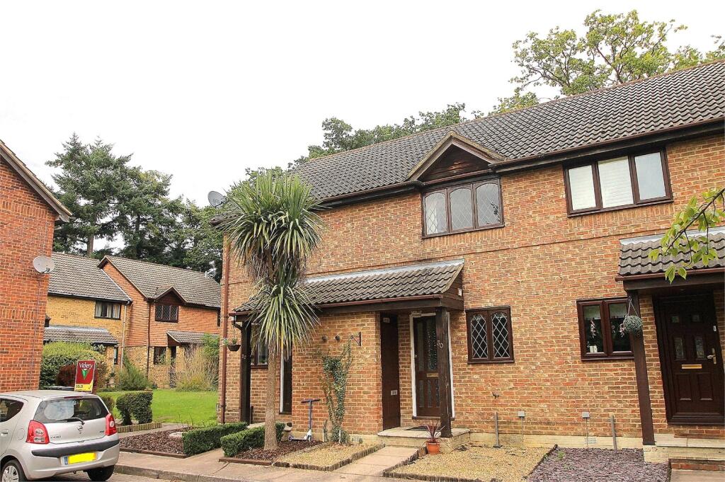 2-bed terraced on Oak Ridge, West End, Woking, Surrey, GU24, £345,000